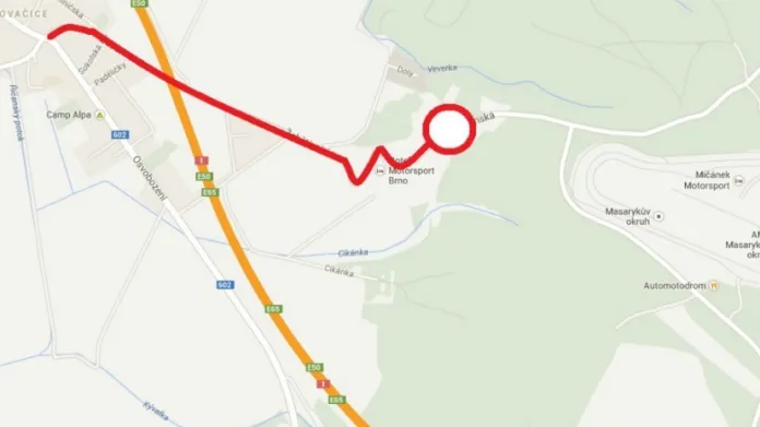 Příjezd po silnici III/3842 od Ostrovačic