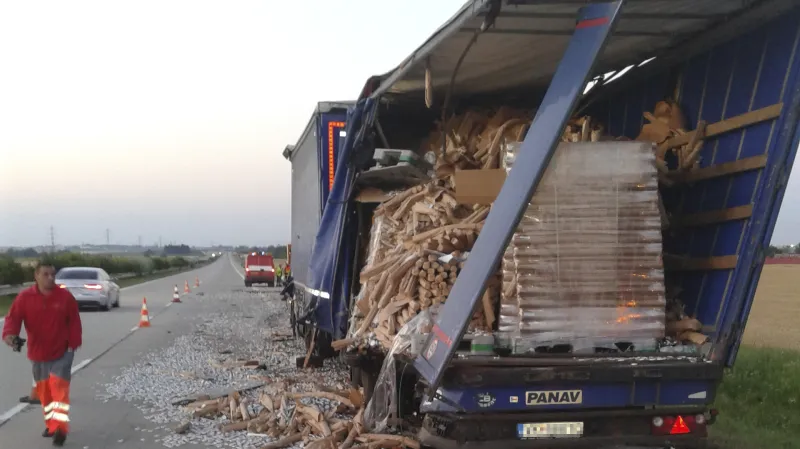 Nehoda dvou kamionů zablokovala provoz na D2