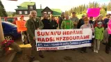 Protest místních proti ekologickým aktivistům