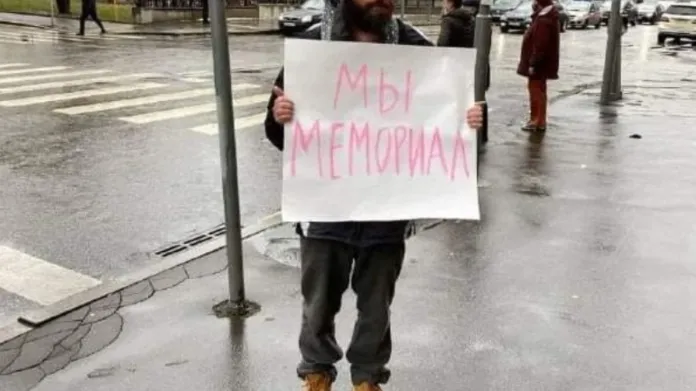 Zadržený demonstrant s nápisem My jsme Memorial