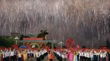 Ohňostroje a zábavní pyrotechnika při hromadném tanečním ceremoniálu u příležitosti zahájení prvního kongresu vládní Korejské strany práce po 36 letech v Pchjongjangu.