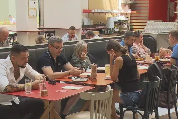 Za oběd v restauraci si lidé připlatí. Ceny meziměsíčně znovu mírně vzrostly