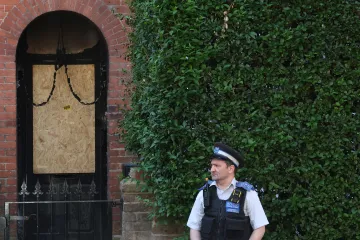 Britská policie obvinila dalšího muže kvůli požárům spojeným s premiérem