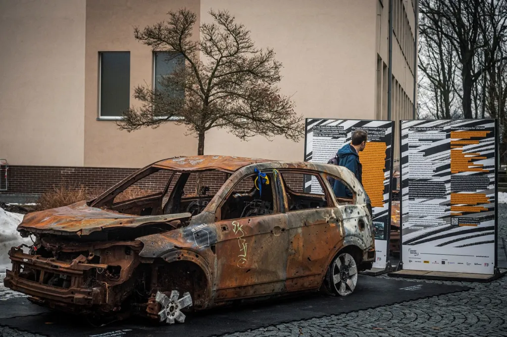 Na informačních tabulích se mohou návštevníci dočíst příběhy majitelů aut