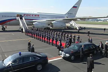 Na Medvěděva dohlédnou odstřelovači, doprava se omezí