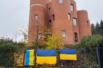 Sametoví pamětníci umístili ukrajinské vlajky u Okamurova domu, šéf sněmovny to kritizuje