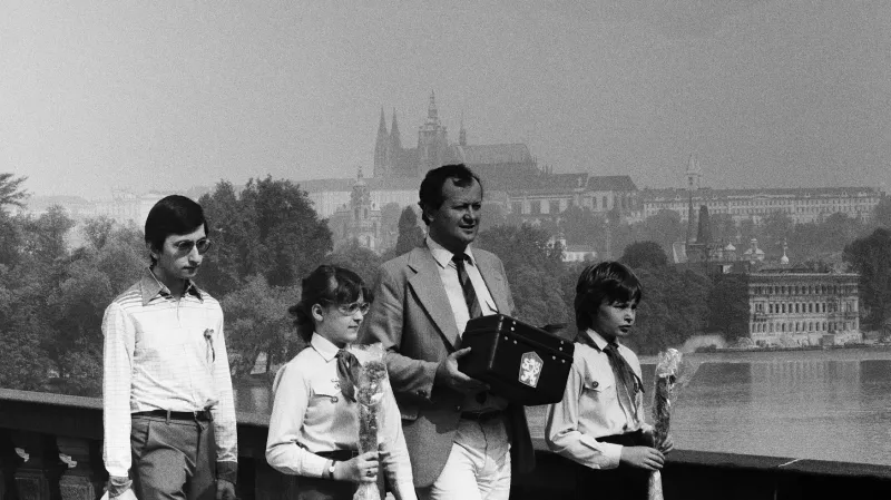 Členové volební komise a pionýři s přenosnou volební urnou, 24. května 1986
