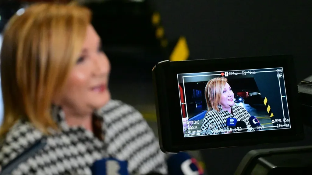 Krajská předsedkyně hnutí ANO Alena Schillerová hovoří s novináři po jednání sněmu