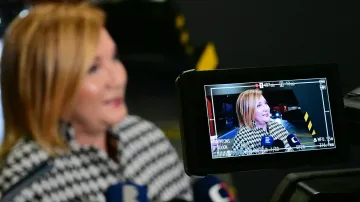 Krajská předsedkyně hnutí ANO Alena Schillerová hovoří s novináři po jednání sněmu