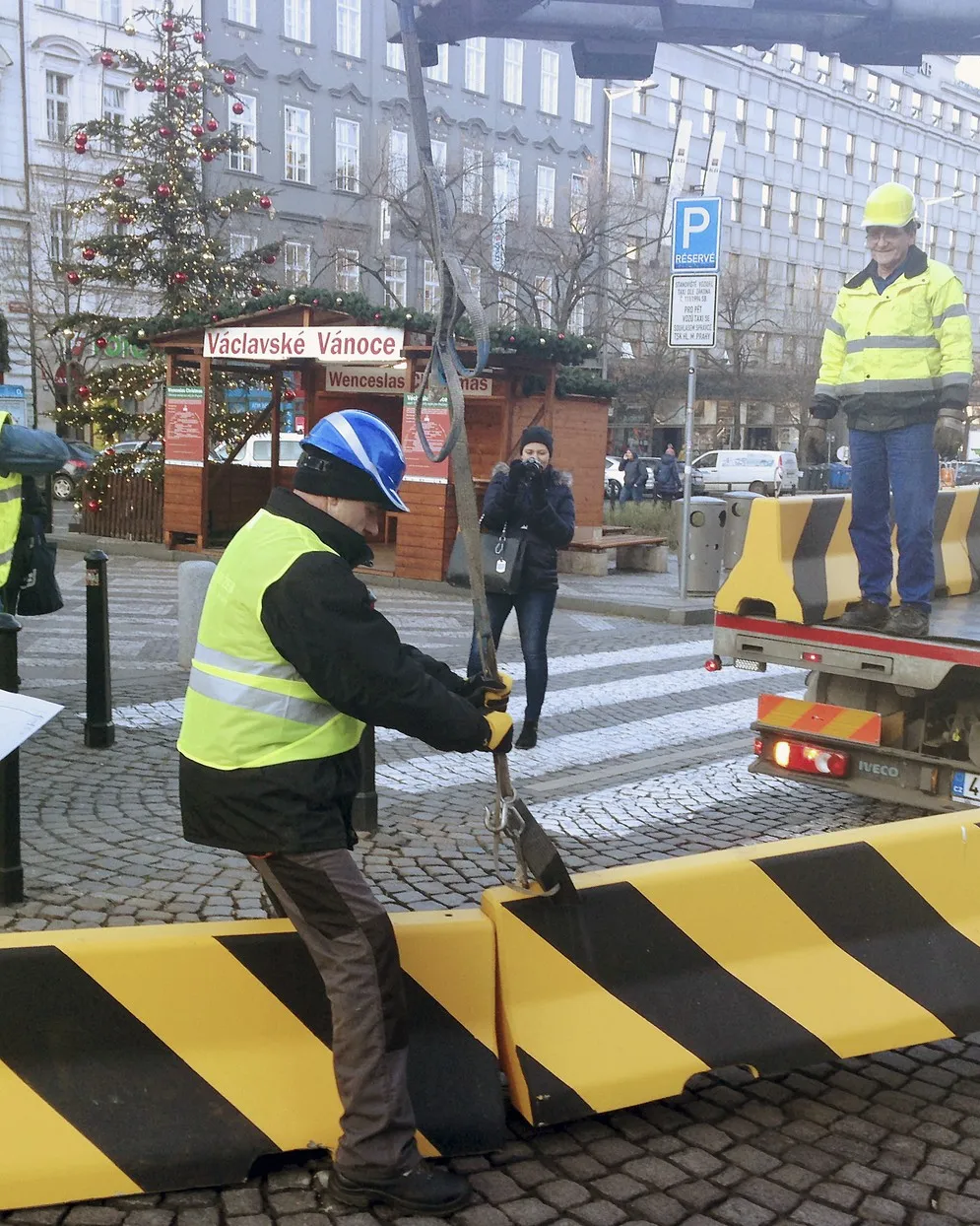 Praha umístila betonové zábrany u trhu na náměstí Republiky