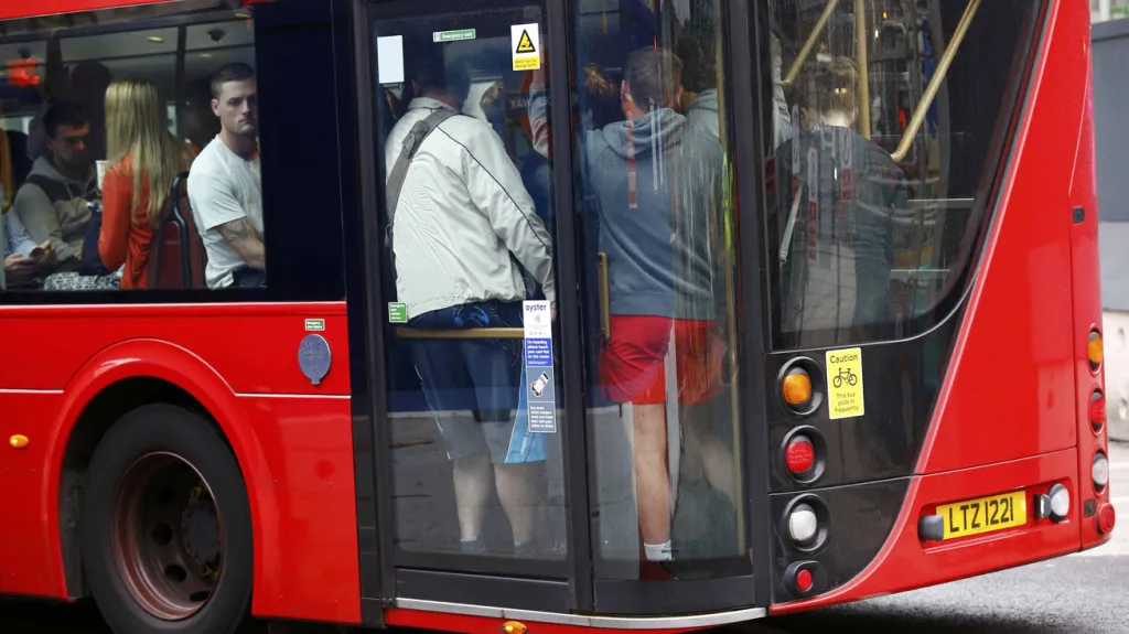Plné autobusy opouštějí londýnskou Victoria Station