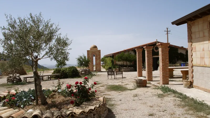 Zvonice před hlavní společenskou budovou