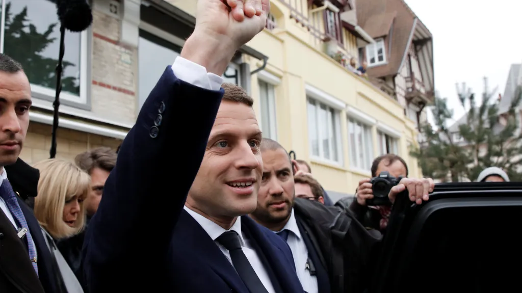 Emmanuel Macron v den 1. kola prezidentských voleb