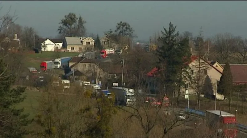 Začalo teplé počasí - a s ním i kolony u Třince