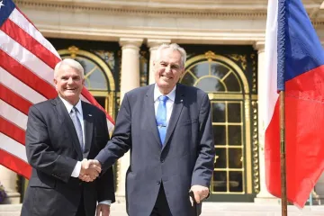 Zeman přišel na oběd k velvyslanci USA. Mluvili o dějinách, ekonomice i bezpečnosti