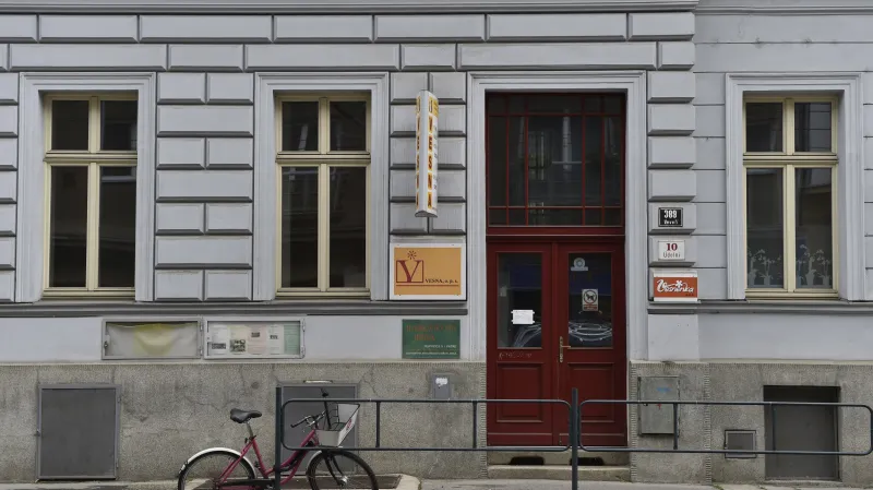 Sídlo Vesny je opuštěné, na dveřích visí oznámení o přerušení dodávek vody