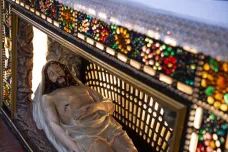 Doudlebští vystavili Boží hrob. Velikonoční památka ze sklíček je unikátem