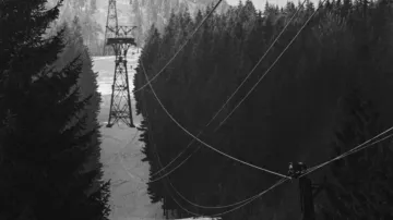 Kabinová lanovka s kyvadlovým provozem dosahovala maximální rychlosti 5 m/s, hodinová kapacita činila 330 osob. Její provoz běžel bez závad i během temné nacistické okupace. Až koncem roku 1971 musela být lanovka odstavena pro krajní opotřebení. Byla zahájena rozsáhlá rekonstrukce