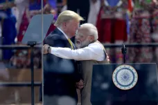„Namasté Trump.“ Šéf Bílého domu zahájil návštěvu Indie na největším kriketovém stadionu světa