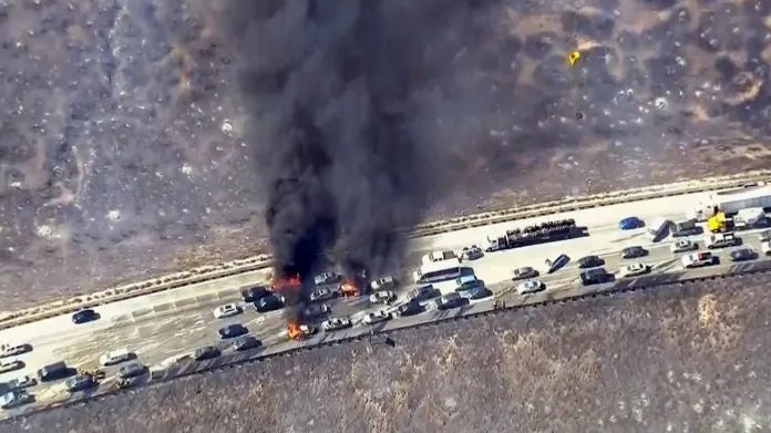 Požár na dálnici v Kalifornii