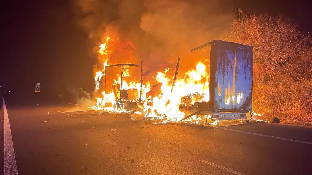 Noční požár kamionu na dálnici D5 u Prahy
