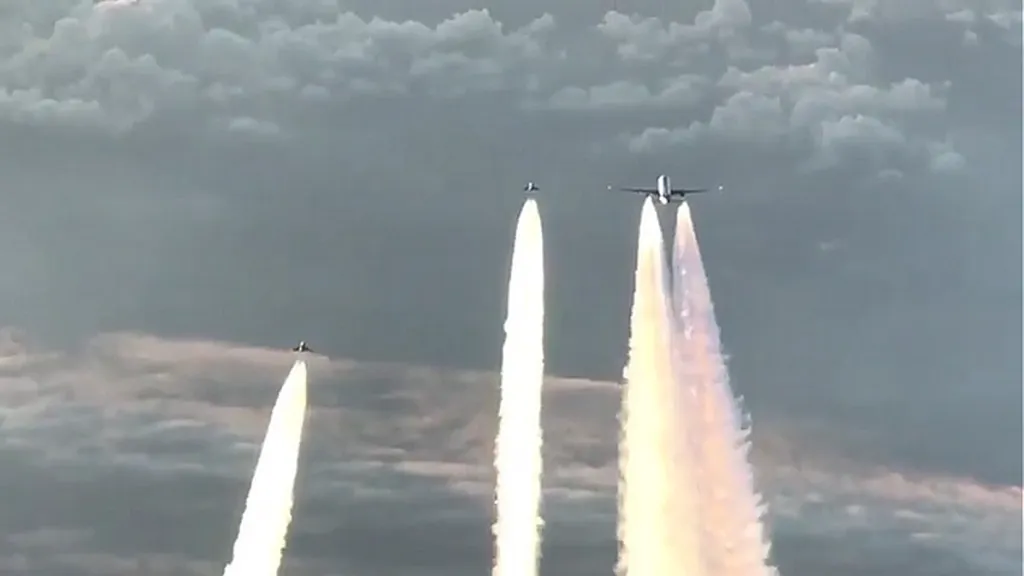 Boeing doprovázený dvojicí německých stíhaček