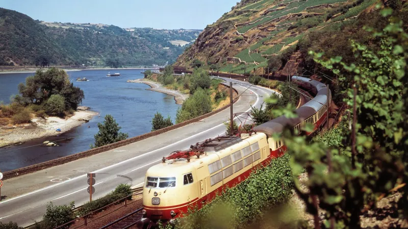 Lokomotivu 103 lze považovat za ideového pokračovatele předválečných „létajících“ motorových jednotek. Tak jako kdysi ony dokázala i řada 103 zrychlit cestování