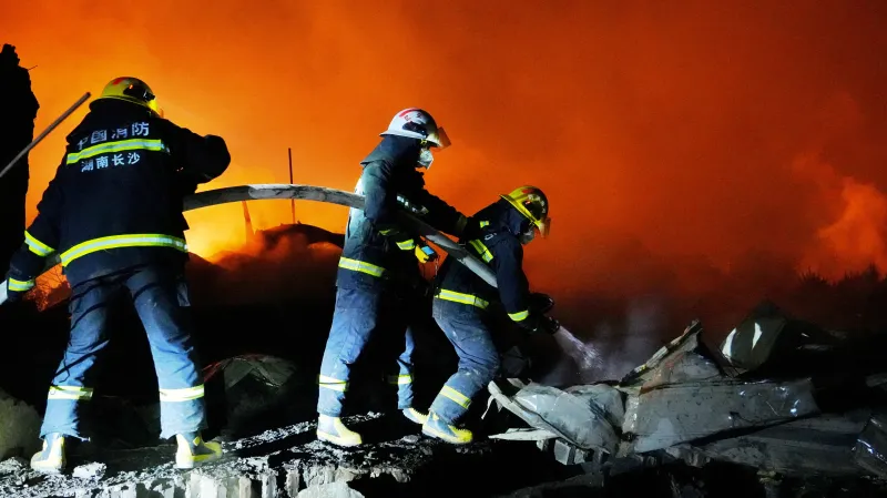 Čínští hasiči hasí továrnu na pyrotechniku v provincii Chu-nan