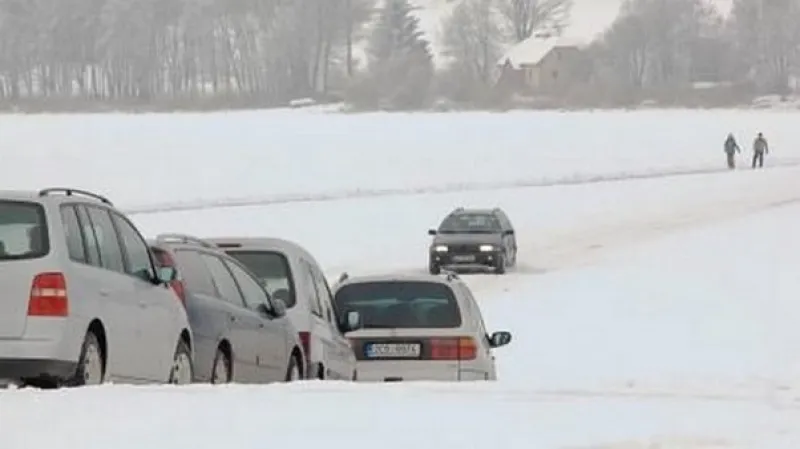Pěší i motoristé si v těchto dnech zkracují cestu přes zamrzlou nádrž přehrady Lipno z Bližší Lhoty do Horní Plané na Českokrumlovsku, pro některé je to pouze adrenalinová zábava.
