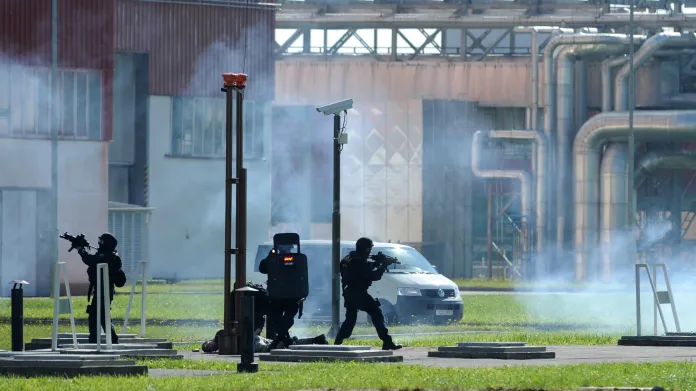 Zásah speciální policejní jednotky Jaderné elektrárny Temelín