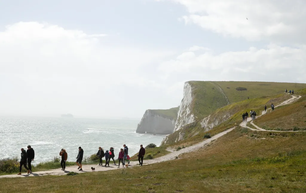 Pobřeží v jižní části Anglie Jurassic Coast navštěvuje v době koronavirových opatření více turistů