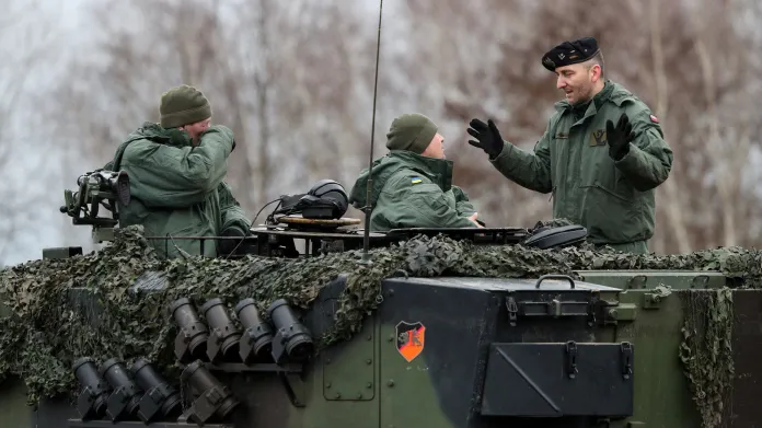 Polští instruktoři cvičí ukrajinské vojáky na tancích Leopard 2 ve městě Świętoszów