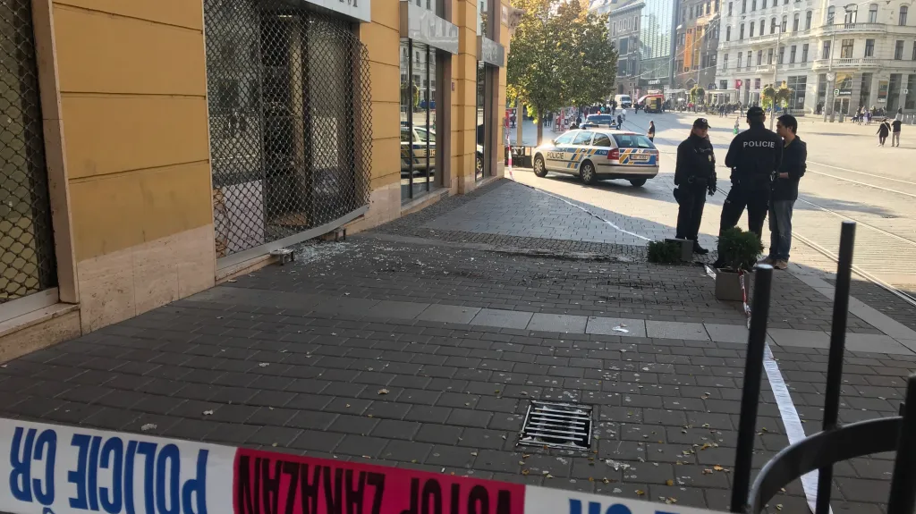 Policisté vyšetřují loupež v klenotnictví