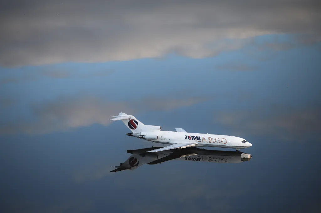 Letadlo na zatopené ploše – Boeing 727-200 několik týdnů po záplavách na mezinárodním letišti Salgado Filho v Porto Alegre, Rio Grande do Sul, Brazílie