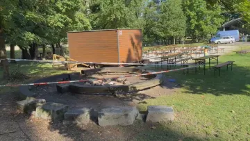 Policejní páska u místa výbuchu v Sušici