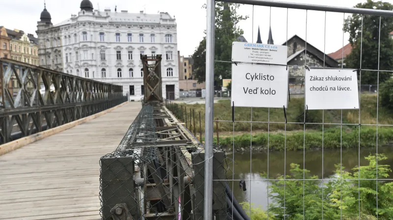 Příprava k demolici mostu