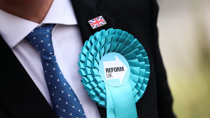 Strana Reform UK v britských místních volbách výrazně posílila