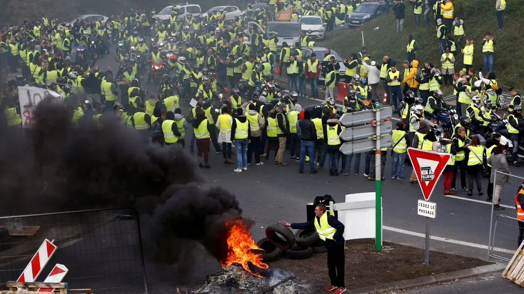 Blokáda před nákupním centrem ve francouzském Nantes