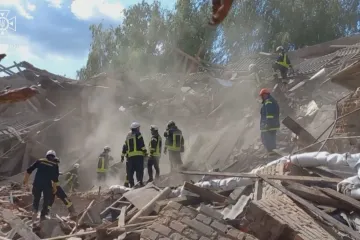 Při ruském útoku na ukrajinskou školu zahynuli čtyři lidé, uvedl Kyjev. Drony se objevily i nad Moskvou