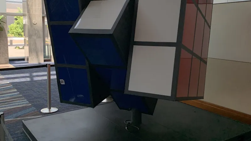 Původní třímetrová Rubikova kostka ležela a tlela přes dvacet let zapomenutá ve sklepě. Restaurovali ji teprve nedávno