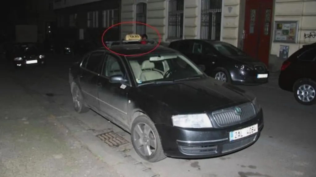 Superb s cedulí připevněnou na příčníku
