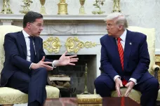 Členské státy NATO musí vyrábět více zbraní, řekl během jednání s Trumpem Rutte