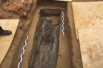 V ruském parku zřejmě objevili hrob slavného Napoleonova generála. Zabila ho dělová koule