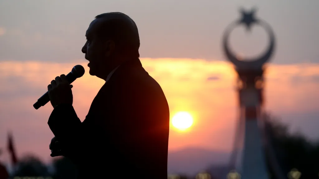 Recep Erdogan při ankarských oslavách odvrácení puče