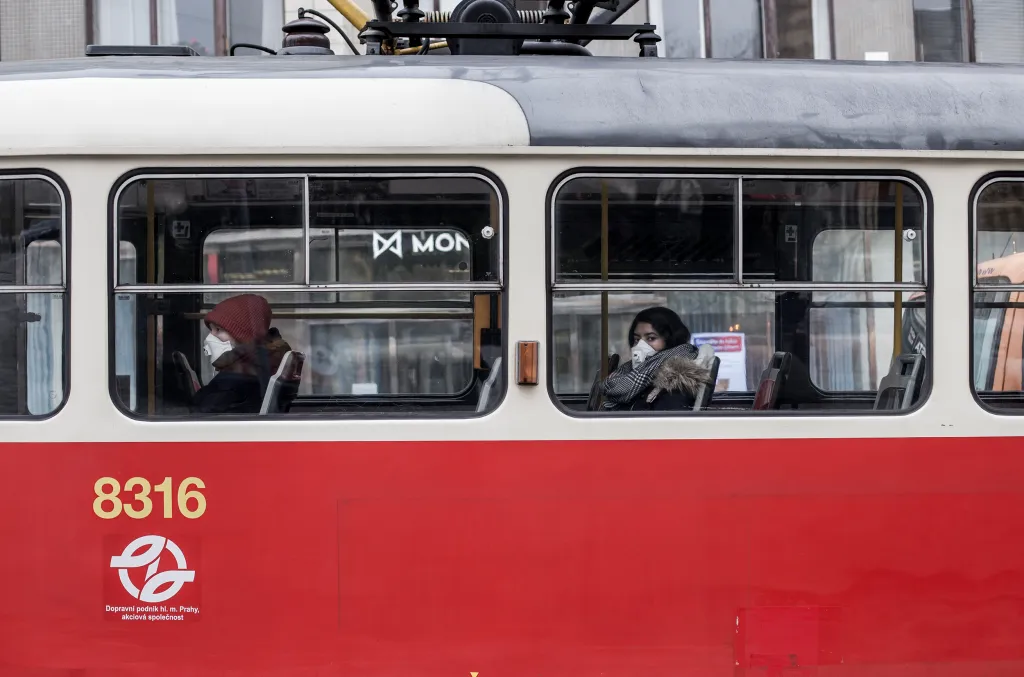 Nařízení o nošení roušek ve veřejné dopravě platilo jako první.  Tramvaje i autobusy však jezdí poloprázdné. Fotografie zachycena na Karlově náměstí
