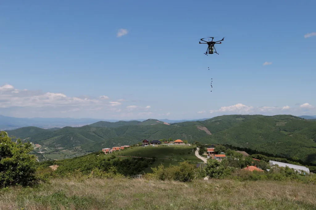 Dron dokáže osít jeden hektar za dvě hodiny a potřebuje k tomu dva tisíce až pět tisíc koulí