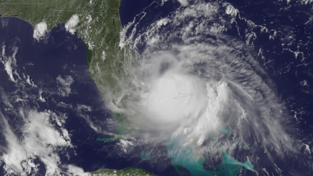Satelitní snímek bouře Arthur