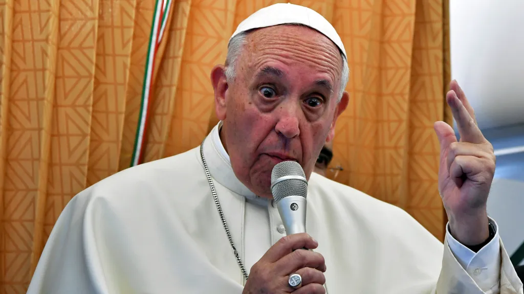 Papež František hovoří s novináři na palubě svého speciálu