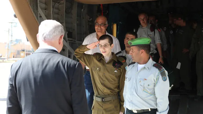 Gilad Šalit salutuje izraelskému premiérovi