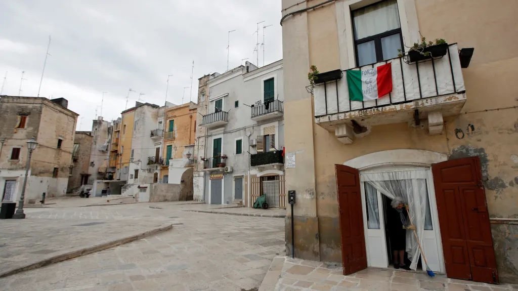 Vylidněné ulice italského Bari